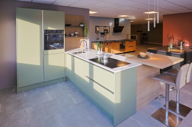 Lichtgroene keuken met bar