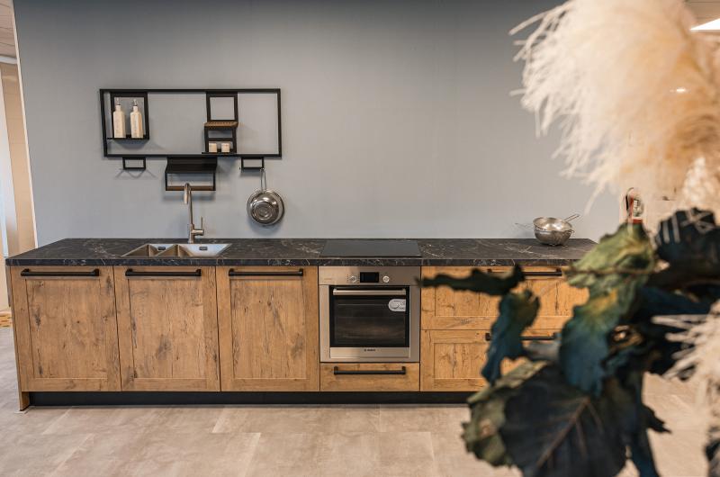 Rechte keuken met houten keukenkasten