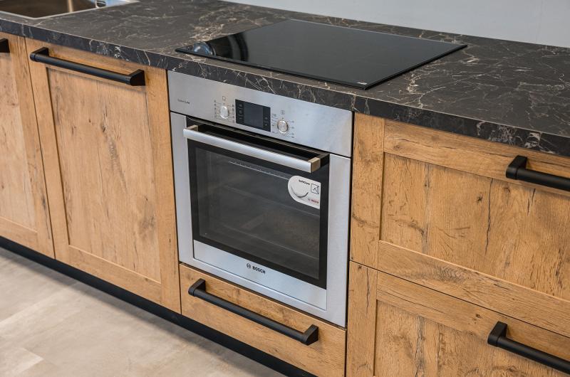 Houten keuken met oven