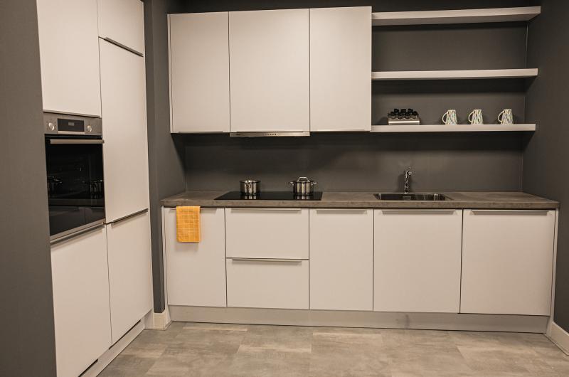 Witte L-keuken met grijs werkblad